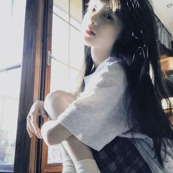 给小酒馆女子喝高杯酒